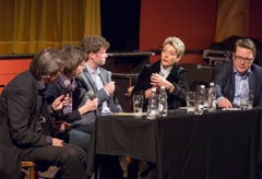 Auf dem Podium diskutieren SP-Ständerat Paul Rechsteiner, SP-Kantonsrätin Bettina Surber, Tagblatt-Chefredaktor Stefan Schmid, FDP-Ständerätin Karin Keller-Sutter und CVP-Regierungsrat Beni Würth (von links). (Bild: Ralph Ribi)