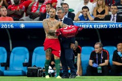 Der Trainer von Portugal, Fernando Santos, spricht mit seinem Spieler Ricardo Quaresma. (Bild: Keystone)