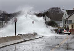 "Sandy" lässt Fluten über die Ufer treten. (Bild: Keystone)