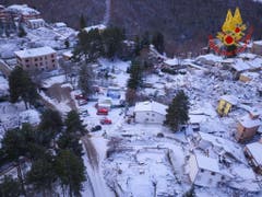 Amatrice aus der Luft. Am 5. Januar hatte es noch wenig Schnee im zerstörten Dorf. (Bild: EPA/ITALIAN FIRE DEPARTMENT HANDOUT)