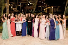 Gruppenbild mit Mann: Bachelor Vujo Gavric mit den 20 jungen Frauen, die um ihn werben. (Bild: pd)