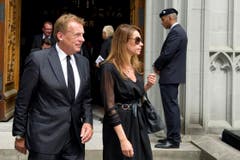 Pepe Lienhard und Raquel Marquard vor der Kirche. (Bild: Urs Bucher)