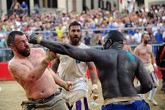 CALCIO, FIORENTINO, HISTORISCH, TRADITION, AMATEURE, MANN, OBERKOERPER, NACKT, SANDIG, SAND, SPIELPLATZ, GERANGEL, SCHMUTZIG, MAENNER, KOERPER, KAMPF, SIEG, SPIEL (Bild: Keystone)