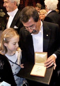 Der stolze Grossvater: Günter Grass zeigt seiner Enkelin Rosanne den Literaturnobelpreis, den er 1999 gewonnen hat. (Bild: Keystone)