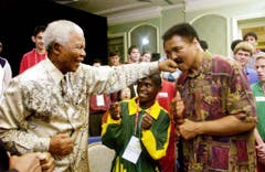 Showkampf von zwei ganz Grossen: Nelson Mandela verpasst Muhammed Ali einen Faustschlag (2003). (Bild: Keystone)
