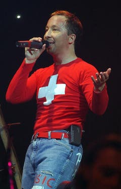 DJ Bobo ist gerne Schweizer und zeigt das auch - hier an einem Konzert in Zürich im November 2003. (Bild: Keystone)