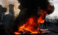 Flammen und schwarzer Rauch in der Nähe des EZB-Gebäudes in Frankfurt. (Bild: Keystone)