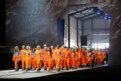 Unter den Schauspielern sind auch zahlreiche Laien. Der Deutsche Choreograph Volker Hesse führte Regie. (Bild: Keystone)