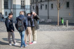 Ist da wirklich was? Kantischüler auf dem Klosterplatz. (Bild: Urs Bucher)