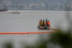 Die Polizei unterhalb der Unfallstelle auf dem Vierwaldstättersee. (Bild: Keystone)