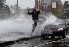 So hoch, wie Sturm Sandy das Wasser aufwühlt, können Menschen nicht springen. (Bild: Keystone)