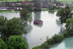 Hochwasser bei Weesen, aufgenommen am Freitag, 14. Mai 1999. Der Wasserstand lag damals bei 421,65 Zentimeter. Die Evakuierung von 400 Personen wurde vorbereitet. (Bild: Archiv)