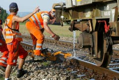 SBB-Arbeiter bringen bei Rotkreuz die durch Hitze ausgedehnten Schienen wieder in Form. (Bild: Keystone)