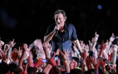 Platz 4: Bruce Springsteen & the E Street Band. Mehrmals hatte "The Boss" einen Auftritt am Super Bowl abgelehnt, 2009 sagte er endlich zu. (Bild: Mark J. Terrill (AP))
