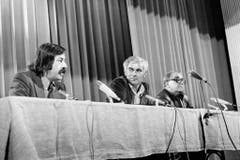Günter Grass (hier mit Adolf Muschg und Max Frisch) engagierte sich auch in der Schweiz politisch. Hier im überparteilichen Wahlkampfkommittee für die Wahl des Schriftstellers Adolf Muschg 1975 im Volkshaus Zürich. (Bild: Keystone)