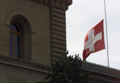Trauer in der Schweiz: Die Fahne auf dem Bundeshaus weht am Tag nach den Anschlägen auf Halbmast. (Bild: Keystone)