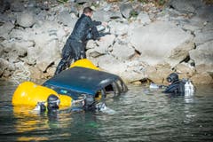Polizeitaucher der Kantonspolizei St.Gallen während einer Einsatzübung am Walensee. Bei der Übung wird ein Kleinwagen versenkt und anschliessend geborgen (Bild: Urs Bucher)