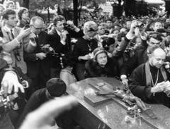 Das Ende eines kurzen, aber umso intensiveren Lebens: Am 14. Januar 1963 wurde Edith Piaf unter grosser Anteilnahme ihrer Fans auf dem Friedhof Père Lachaise in Paris zu Grabe getragen. (Bild: Keystone)