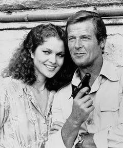 Roger Moore mit dem Bondgirl Lois Chiles im Film "Moonraker". (Bild: Keystone)
