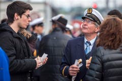 Eine Bratwurst zum Feierabend: Das gab es am Dienstag für die Besucherinnen und Besucher der Plattform-Einweihung. (Bild: Reto Martin)