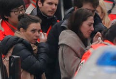 Menschen werden aus dem Redaktionsgebäude gebracht. (Bild: Keystone)