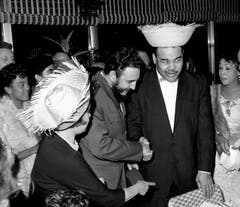 1960: Fidel Castro (3. von rechts) während einer Willkommenszeremonie mit US-Boxer Joe Louis. (Bild: Anonymous)