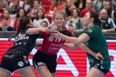 Kein Durchkommen gegen die Brühlerinnen: Thuns Rebecca Wyer (Mitte) im Spiel gegen die Brühlerin Vanessa Koslowski (links). (Bild: Keystone)