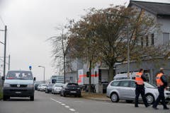 Polizei-Razzia in der An'Nur-Moschee in Winterthur, am Mittwoch, 2. November 2016. ..Am fruehen Mittwochmorgen hat die Kantonspolizei Zürich zusammen mit der Stadtpolizei Winterthur die An'Nur-Moschee in Winterthur durchsucht. Es handelt sich um den "Vollzug eines Vorfuehrbefehls bzw. einer Hausdurchsuchung" im Auftrag der Staatsanwaltschaft Winterthur/Unterland. Die Moschee im Winterthurer Stadtteil Hegi geriet mehrmals wegen mutmasslicher Radikalisierung von Jugendlichen in die Schlagzeilen...(KEYSTONE/Walter Bieri) (Bild: Keystone)