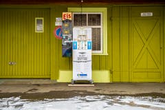 Etwas verloren steht diese Softeismaschine bei der Scheidweghütte in Rehetobel. In Winter scheint niemand Lust auf eine Glace zu haben. So muss die Maschine geduldig auf wärmere Tage warten, um ihren Nutzen wieder unter Beweis stellen zu können. (10. Februar 2017) (Bild: Urs Bucher)
