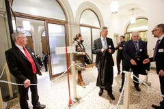 Regierungsrat Bernhard Koch (links) begrüsst die Gäste. (Bild: Donato Caspari)
