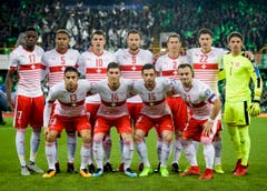 Posieren für ein Gruppenfoto: v.l.n.r.: Denis Zakaria, Manuel Akanji, Granit Xhaka, Haris Seferovic, Stephan Lichtsteiner, Fabian Schär, Yann Sommer – und v.l.n.r. (vorderste Reihe): Ricardo Rodriguez, Steven Zuber, Blerim Dzemaili, Xherdan Shaqiri. (Bild: Laurent Gilliéron / Keystone)