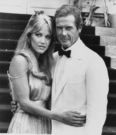 Roger Moore mit dem Bondgirl Tanya Roberts in"A View to a Kill" von 1984. (Bild: Keystone)