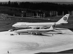 Ein Quantensprung: der 1970 neue Boeing-747-Jumbojet neben einer für damalige Zeiten normalen Maschine. (Bild: Keystone)