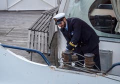 Ein Matrose vertäut ein Schiff am neuen Anlegesteg. (Bild: Reto Martin)