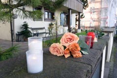 Blumen und Kerzen vor dem Haus im thurgauischen Gottlieben, in dem Udo Jürgens zuletzt oft war. (Bild: Keystone)