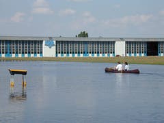 Wo sonst Flugzeuge starten und landen, waren damals Fachleute mit Kanus an Reparaturarbeiten beschäftigt. (Bild: Archiv)