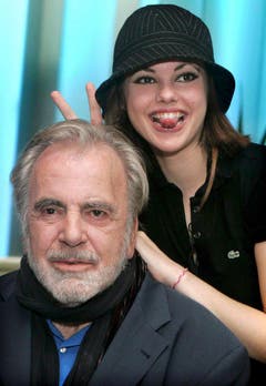 Scherzen mit Papa: Nastassja mit ihrem Vater Maximilian Schell. (Bild: Keystone)