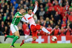 Nordirlands Verteidiger Gareth McAuley, links, kämpft um den Ball gegen den Schweizer Haris Seferovic. (Bild: Laurent Gilliéron / Keystone)