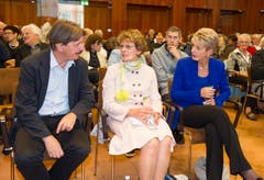 Paul Rechsteiner, Margrit Kessler und Karin Keller-Sutter vor dem Gang aufs Podium. (Bild: Ralph Ribi)