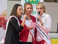 Marion Weibel mit Sara Zaugg und Deborah Neuhaus. (Bild: Hanspeter Schhiess)