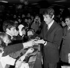 Jürgens signiert 1966 in Zürich Autogrammkarten. (Bild: Keystone)