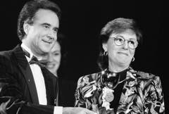 Im Januar 1984 überreichte Kurt Felix der Entertainerin Caterina Valente den Ehren-Prix-Walo. (Bild: Keystone)