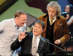Showgrössen unter sich: Stefan Raab, Udo Jürgens und Thomas Gottschalk in der Sendung "Wetten dass..." vom 26. Januar 2008. (Bild: Keystone)