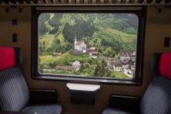 Die Kirche von Wassen aus einem fahrenden Personenzug auf der Gotthard Bergstrecke zwischen Erstfeld und Goeschenen. Wassen wurde durch den Bau der Gotthardbahn (1872–1882) weltberühmt. (Bild: Keystone)