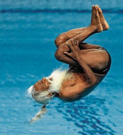 Haarig: Der Inder Rajendra Kumar Kanphade schaffte es an der WM im Wasserspringen bei den 60- bis 64-Jährigen in den Final. (Bild: ZOLTAN MATHE (EPA MTI))