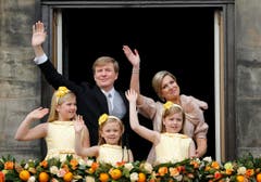 König Willem-Alexander und Königin Maxima mit ihren Töchtern Catharina-Amalia, Ariane und Alexia auf dem Balkon des Königspalastes in Amsterdam. (Bild: Keystone)