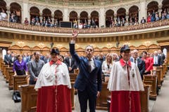 "Lo giuro" - Der neugewählte Bundesrat Ignazio Cassis legt als 117. Mitglied des Bundesrates den Eid vor der Vereinigten Bundesversammlung ab. (Bild: Keystone)