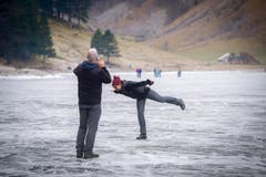 Die Ostschweiz läuft Schlittschuh auf dem Seealpsee (Bild: Urs Bucher)