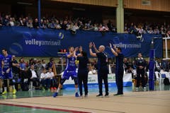Starting 6, Zuspieler Josh Howatson klatscht mit seinen Trainern ab. (Bild: Manuel Nagel)