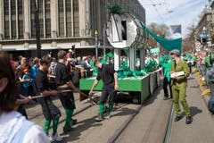 Die Seilzieher aus Mosnang ziehen das trojanische Pferd durch die Stadt. (Bild: Urs Jaudas)